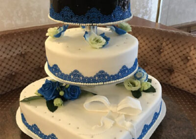 Hochzeitstorte weiß blau